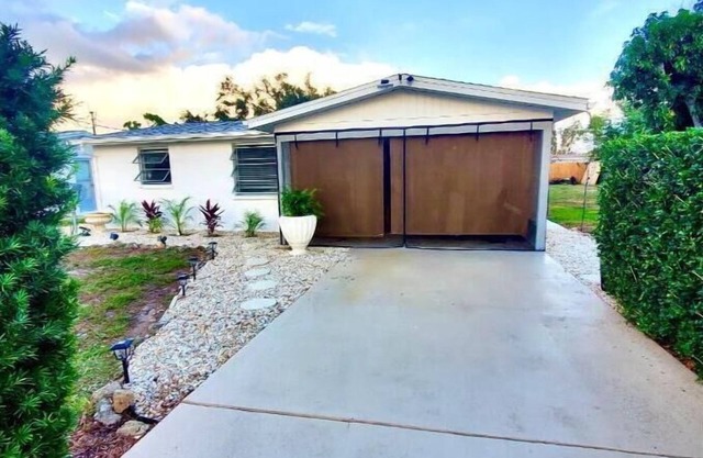 Cozy Bungalow, 3 min from Downtown Dearborn!