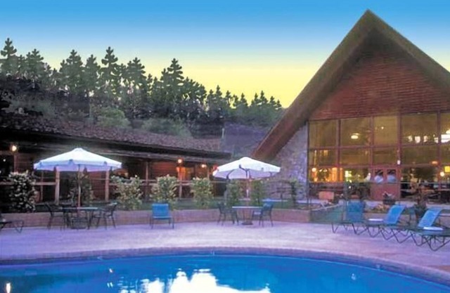Cozy Cabin at Base of Mogollon Rim w/ Fireplace, WiFi & Resort Pool