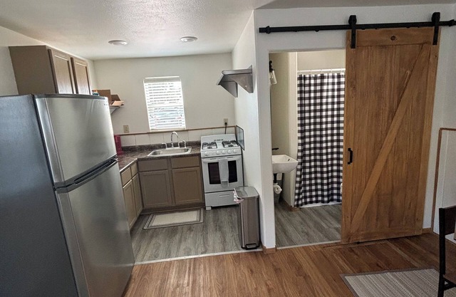 Cozy cabin in enjoyable Sturgis with WiFi, AC