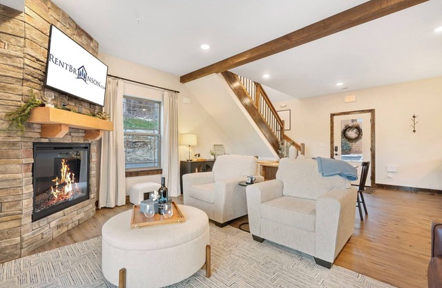 Cozy Cabin-Private Hot Tub & Firepit Table-Walk to Pond-Free Tickets-Near Table Rock Lake