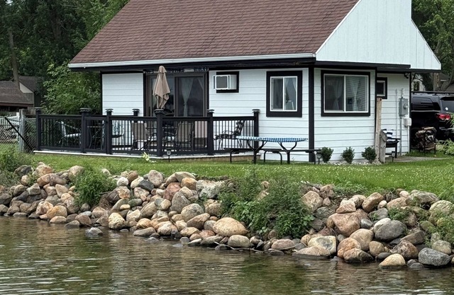Cozy cabin steps from the lake!