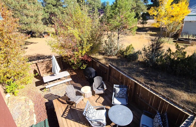 Cozy Cabin-Style home. Convenient Location. Washer & Dryer. Gas Fireplace.