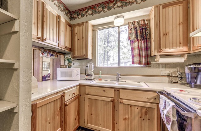 Cozy Cabin w/Deck < 1 Mi to Midtown Ruidoso!