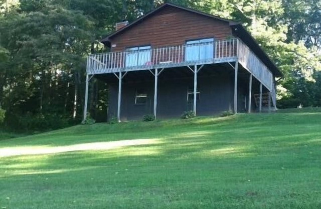 Cozy cedar home with beautiful mountain view. Conveniently located
