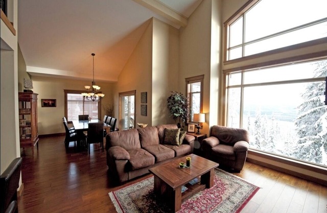 Cozy, charming, spacious condo w spectacular views. Ski in/out.