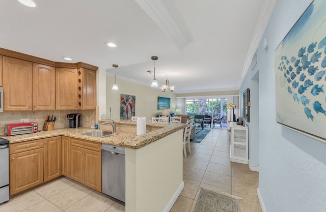 Cozy Condo! Walk To The BEACH across the Street.