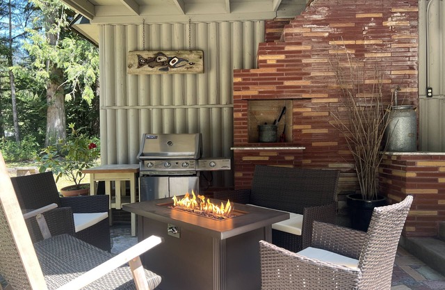 Cozy cottage in the woods, sleeps 9-10, close to Olympic National Park and Lakes