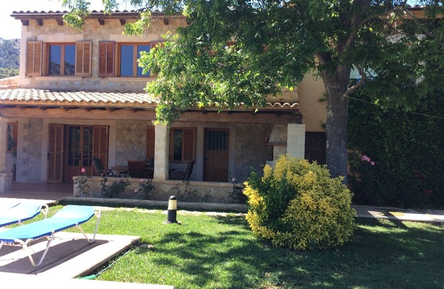 Cozy cottage with garden and pool close to the sea