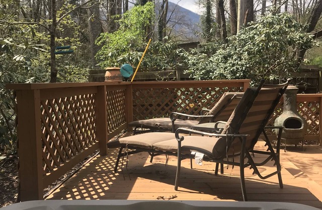 Cozy Creekside Cabin w/Hot Tub Close to Asheville