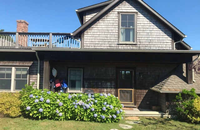 Cozy custom home, serene setting. Private beach & pond access + use of 4 kayaks.