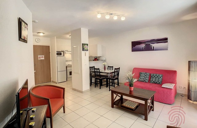 Cozy F2 Apartment, A/C, Terrace, Parking, Near Center and Thermal Baths in Lamalou-les-Bains