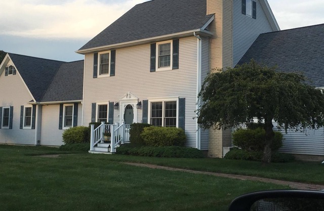Cozy Farm House Retreat in The Quaint Hamlet of Remsenburg with Heated Pool