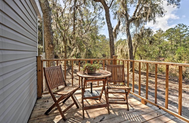Cozy Georgia Abode - Screened-In Porch & Fire Pit!