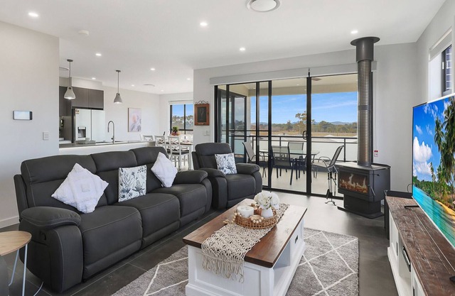 Cozy Home Illalangi with Fireplace, Garden and BBQ