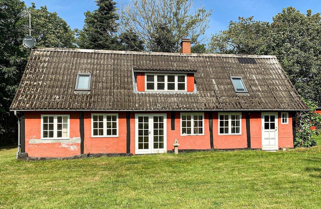 Cozy home in Aakirkeby with WiFi