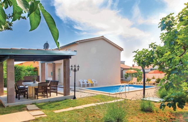 Cozy home in Pula with kitchen