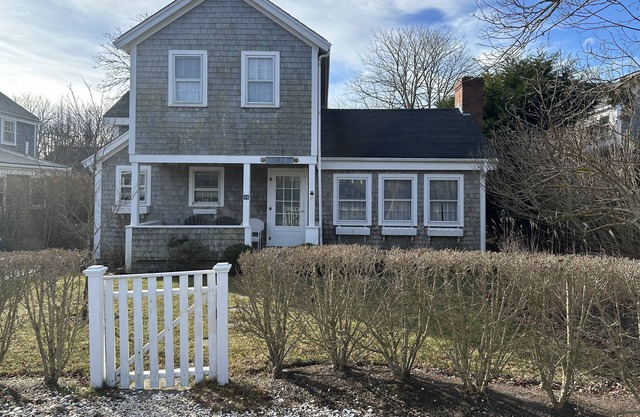 Cozy house in sconset village. Minutes to town and beach.