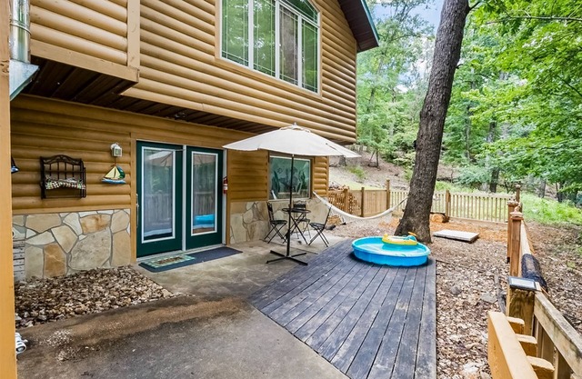 Cozy lakefront getaway with fenced yard & hammock
