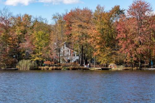 Cozy Lakefront Poconos Cabin Hot Tub Kayaks