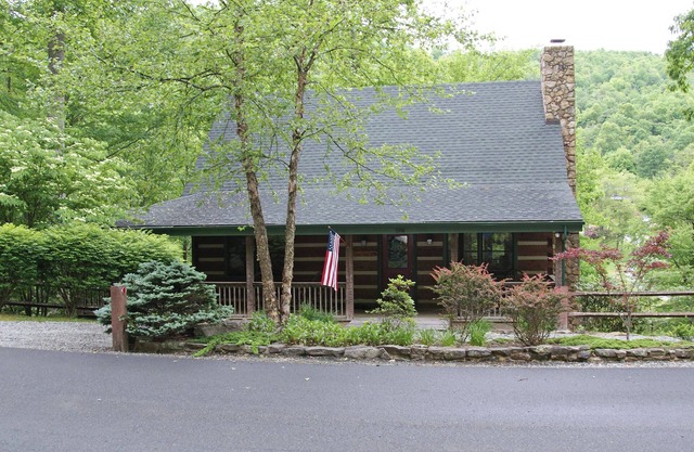 Cozy log cabin available Thanksgiving and Christmas. Wood burning fireplace.