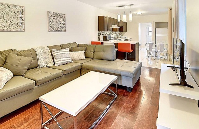Cozy Mile End Apt - 5 Bedroom Plateau Mont Royal