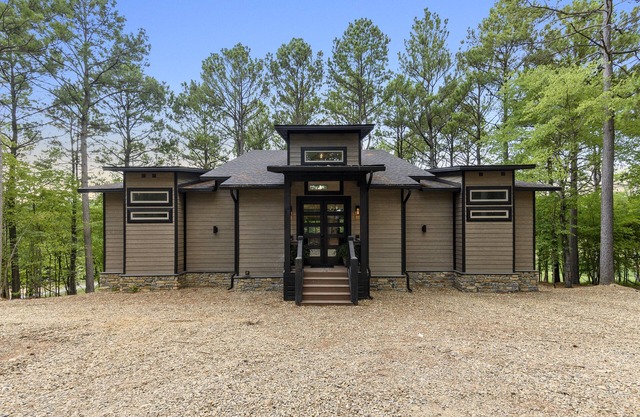 Cozy, modern rustic cabin on the water, near all Pine Lake fun & top amenities!