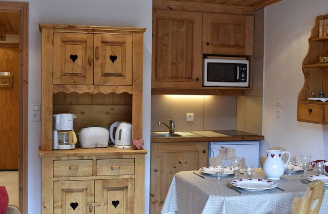 Cozy Mountain Studio, Sleeps 4, Near Méribel Center, Balcony, and Ski Access