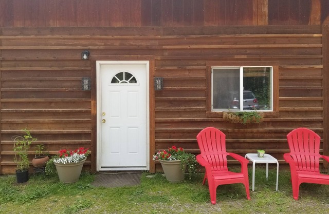 “Cozy Mountain Suites - #2 just 5 minutes from Glacier Park”