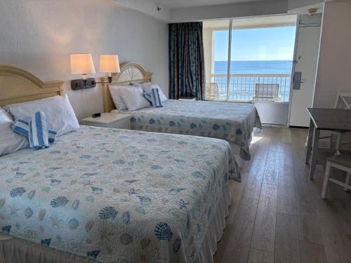 Cozy Ocean View Studio, pools are not open