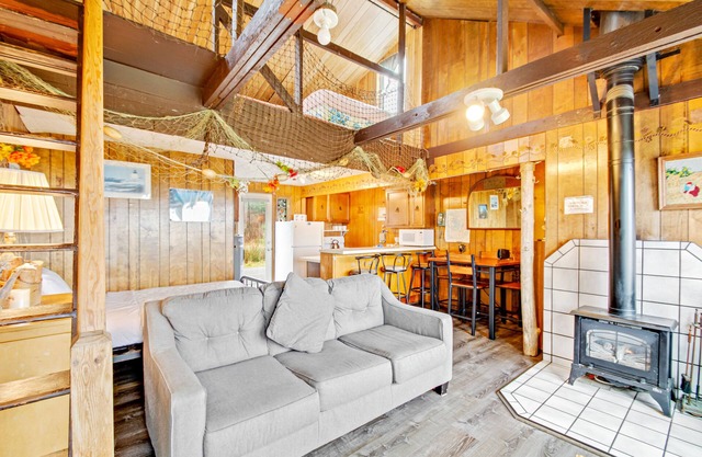 Cozy oceanfront cabin on the beach with views - dog friendly