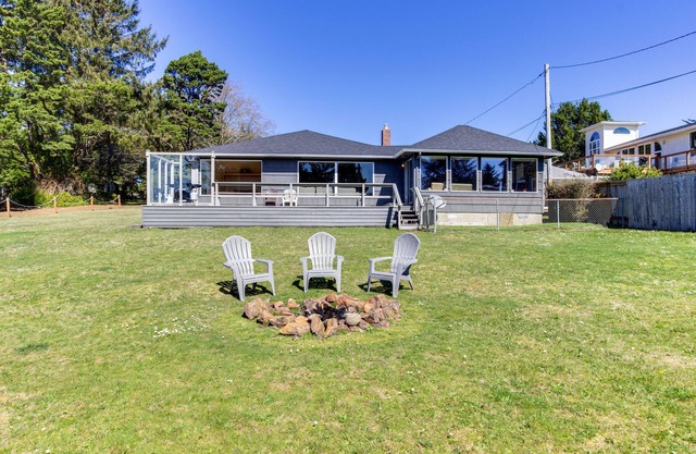 Cozy Oceanview Cottage in Great Location - Close to Beach