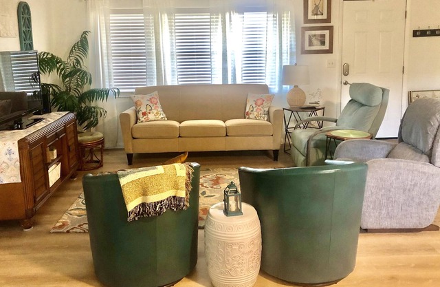 Cozy Ranch Steps from Downtown Clermont