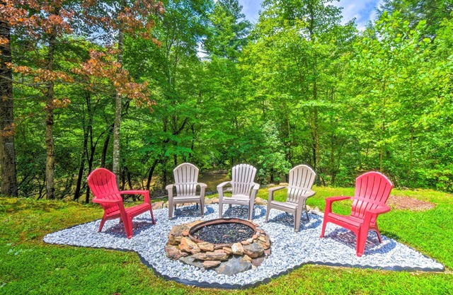 Cozy Riverside Dahlonega Home w/Kayaks + Fire Pit