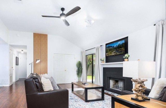 Cozy, Round Rock Retreat! Modern | Sleeps 10