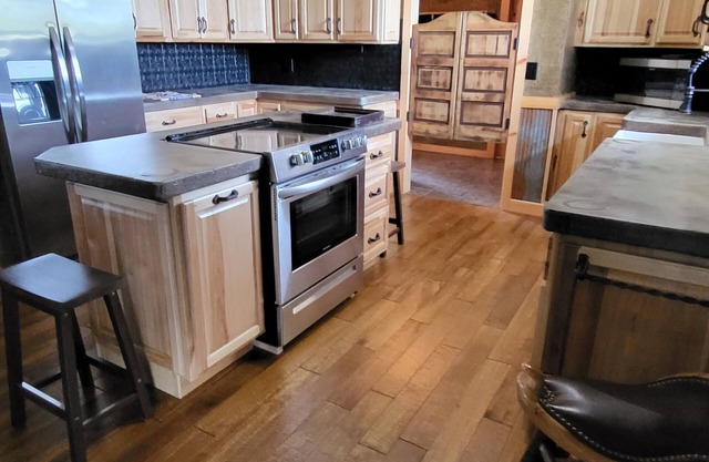 Cozy Rustic 3 bedroom home on 5 acres, big backyard perfect for yard games!n