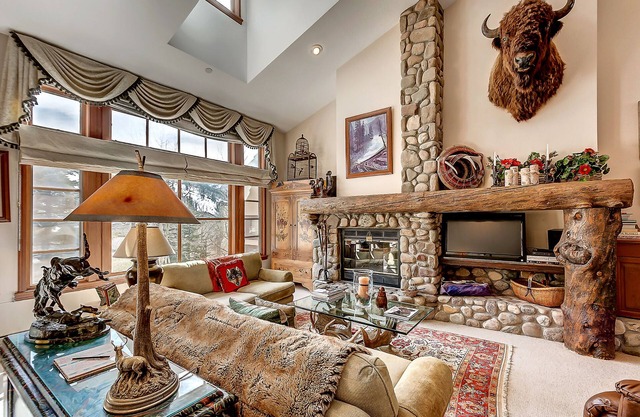 Cozy, Rustic Townhouse, With Wood Burning Fireplace and On-site Hot Tubs