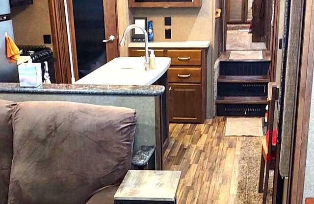 Cozy RV in Enchanting Silver Springs with WiFi, AC, TV, fire pit & horse stable