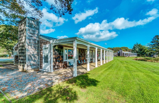 Cozy seaside escape with on-site tennis, pool & prime location