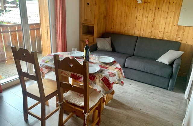Cozy Studio for 4 with Balcony - 200m from Slopes, Center Village, Parking