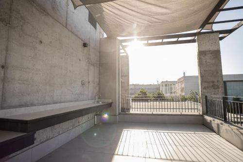 Cozy Studio La Reina Steps from the Mall