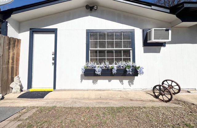 Cozy studio with all the comforts of home bordering downtown Durant.