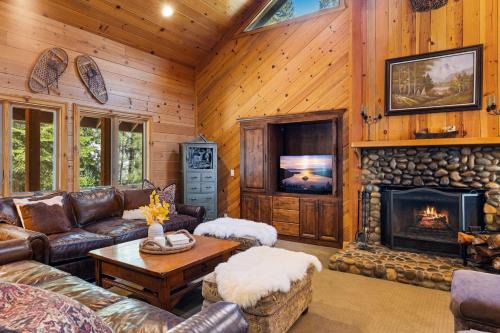 Cozy Tahoe Cabin 10 Minutes to Northstar Sleeps 10