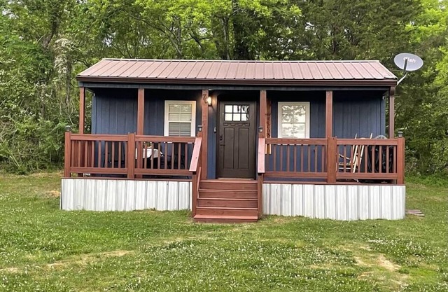 Cozy tiny home cabin in Eva, TN near Kentucky Lake