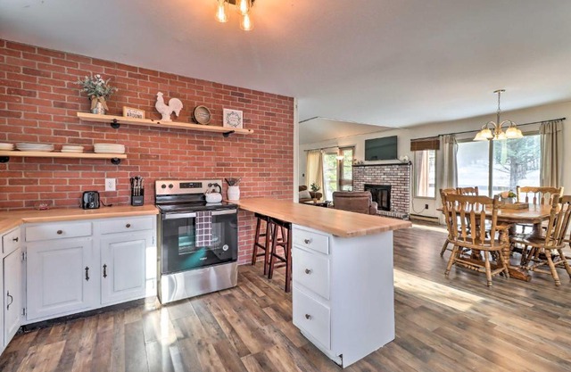 Cozy Tobyhanna Cabin with Hot Tub and Resort Amenities