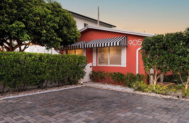Cozy two bedroom with a private porch in Delray's Hottest Neighborhood