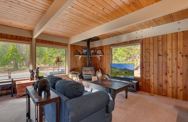 Cozy Wood Cabin- Updated- Hot Tub- Fireplace- Backs to Forest
