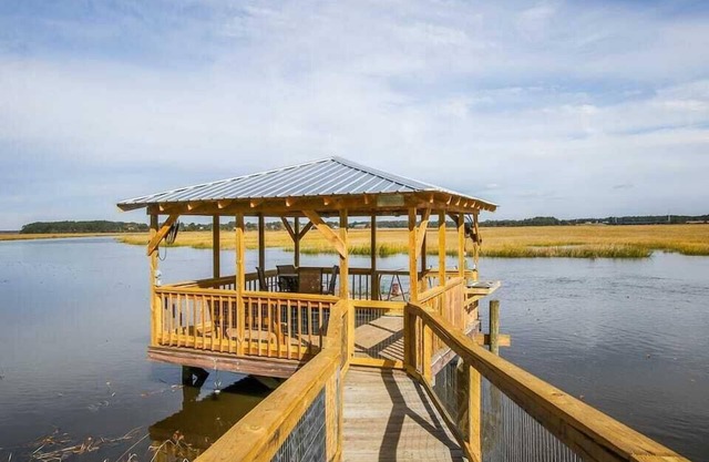 Crabbin Cabin * Spacious, Seasonal Riverside Home