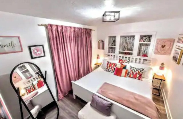 Creative Chalet - 3 King Beds! 4 rooms! Gig Wifi⚡️