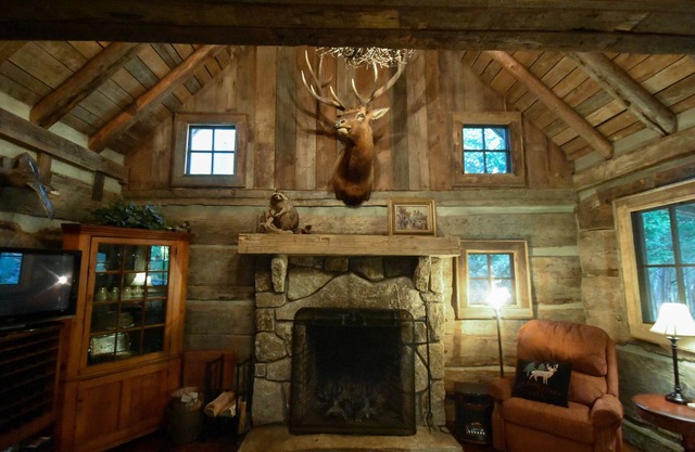 Creekside 1800's Log Cabin- Dog Lover Paradise! September Special!