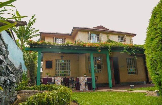 Crest Safari Lodge Bed and Breakfast